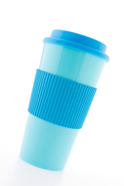 Mavi plastik kahve fincanı beyaz arkaplanda izole edilmiş.