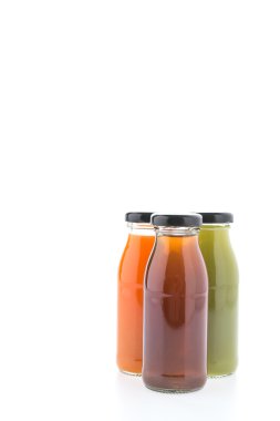 Beyaz arka plan üzerinde izole meyve suyu şişesi