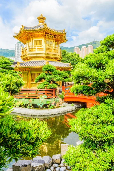 Pavilhão chinês de ouro no parque de Hong Kong — Fotografia de Stock