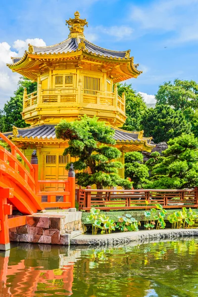 Pavilhão chinês de ouro no parque de Hong Kong — Fotografia de Stock