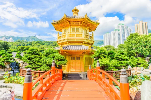 Guld kinesiska paviljongen på park i Hongkong — Stockfoto