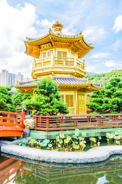 Gouden Chinees paviljoen in het park van hong kong — Stockfoto
