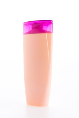 Beyaz arka plan üzerinde izole şampuan şişesi