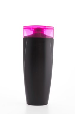 Beyaz arka plan üzerinde izole şampuan şişesi