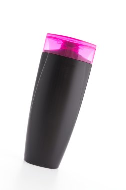 Beyaz arka plan üzerinde izole şampuan şişesi