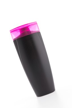 Beyaz arka plan üzerinde izole şampuan şişesi