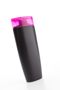 Beyaz arka plan üzerinde izole şampuan şişesi