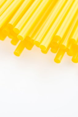 Beyaz arkaplanda izole edilmiş plastik pipet