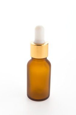 Beyaz arka plan üzerinde izole serum şişesi