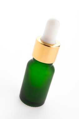 Beyaz arka plan üzerinde izole serum şişesi