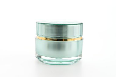 Beyaz arka planda izole edilmiş kozmetik krem şişesi