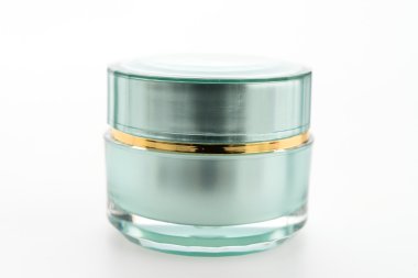 Beyaz arka planda izole edilmiş kozmetik krem şişesi