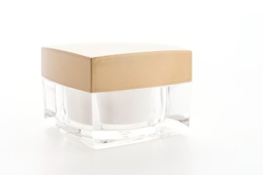 Beyaz arka planda izole edilmiş kozmetik krem şişesi