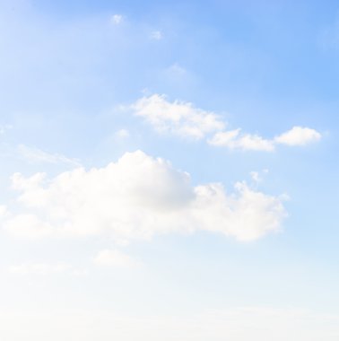 Mavi gökyüzünde bulut