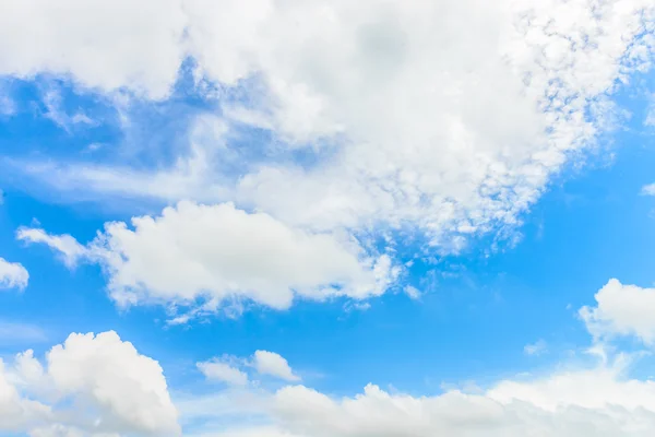 Moln på blå himmel — Stockfoto