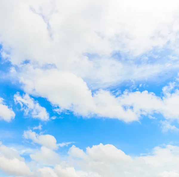 Nubes en el cielo azul — Foto de Stock