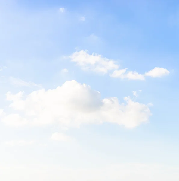 Nube en el cielo azul — Foto de Stock