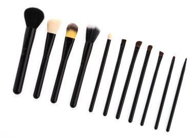 beyaz arkaplanda izole edilmiş makyaj fırçası