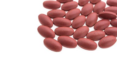 Beyaz arka plan üzerinde izole tablet hap