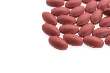 Beyaz arka plan üzerinde izole tablet hap