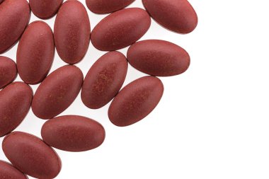 Beyaz arka plan üzerinde izole tablet hap