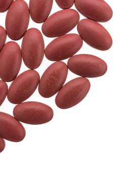 Beyaz arka plan üzerinde izole tablet hap