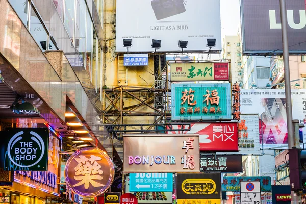 Billboardy na přeplněné ulici — Stock fotografie