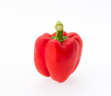 Kırmızı biberler beyaz arkaplanda izole