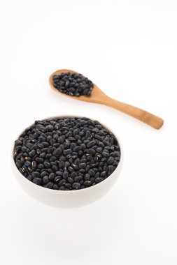 Siyah fasulyeler beyaz arkaplanda izole.