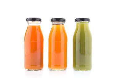 Beyaz arka plan üzerinde izole meyve suyu şişesi