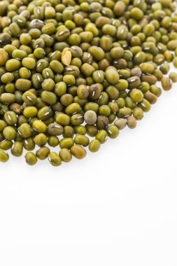 Beyaz arkaplanda yeşil mung fasulyesi