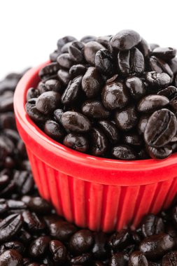 Beyaz arka planda izole kahve çekirdekleri