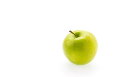 yeşil elma beyaz üzerine izole