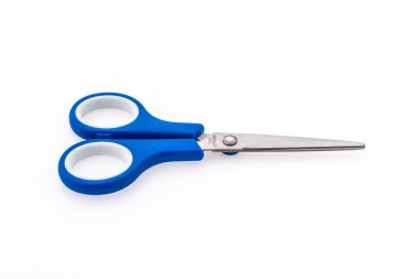 Makas beyaz arkaplanda izole edildi