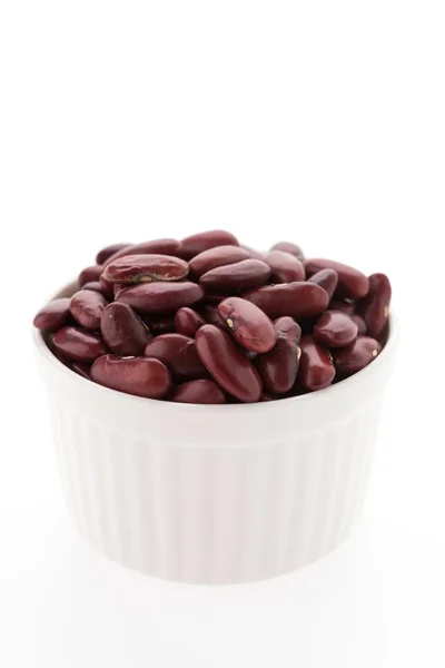 Červené fazole ledviny izolovaných na bílém pozadí — Stock fotografie