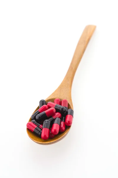 Pastilla para tabletas en cuchara de madera — Foto de Stock
