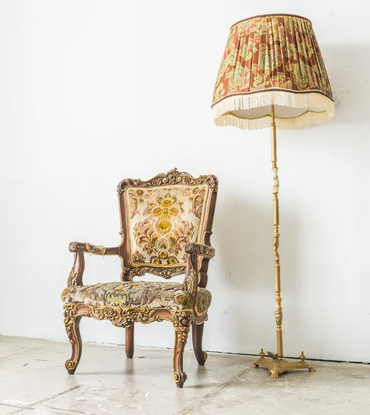 Vintage stoel en lamp — Stockfoto