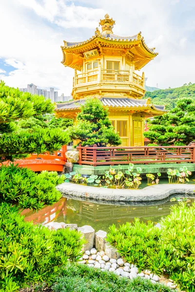 Gold Chinese pavilion at the park of Hong Kong — Stock Photo, Image