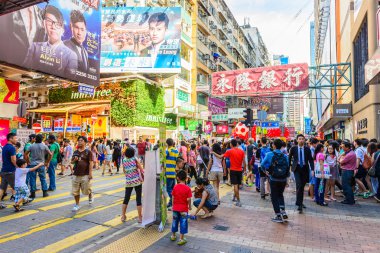 Kalabalık cadde görünümü Hong Kong, Çin