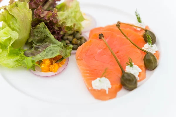 Räucherlachs-Salat — Stockfoto