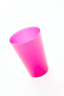 kleurrijke kunststofglas geïsoleerd op witte achtergrond