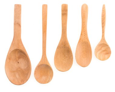 Tahta kaşık beyaz arkaplanda izole edildi