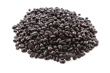 Beyaz arka planda izole kahve çekirdekleri
