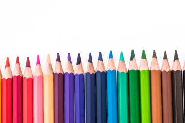 Beyaz arkaplanda izole edilmiş renkli kalem