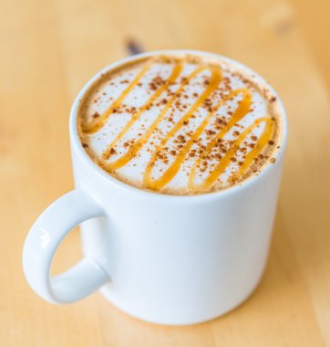 Sıcak karamel kahve