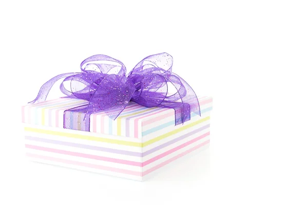 Caja de regalo aislada sobre fondo blanco — Foto de Stock