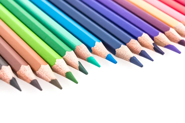 ดินสอสีแยกกันบนพื้นหลังสีขาว — ภาพถ่ายสต็อก