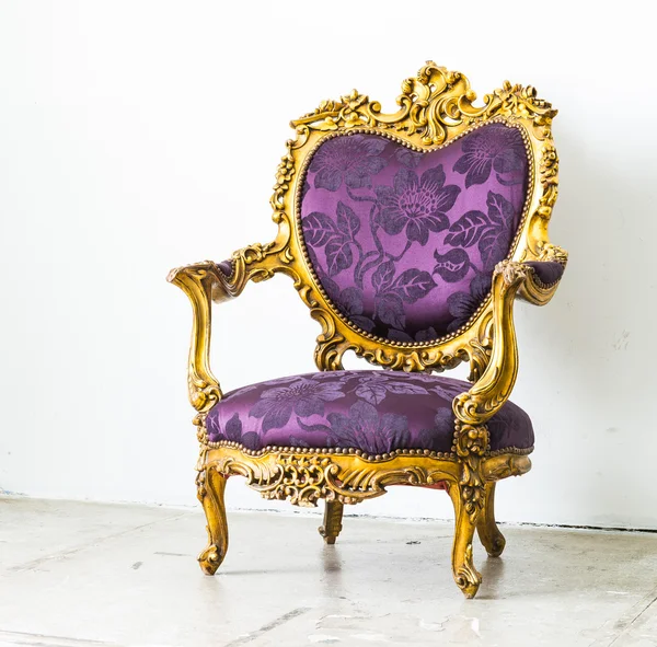 Sofá Vintage púrpura —  Fotos de Stock