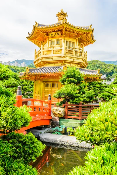 Gold Chinese pavilion at the park of Hong Kong — Stock Photo, Image