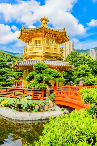 Pavillon chinois doré au parc de Hong Kong — Photo